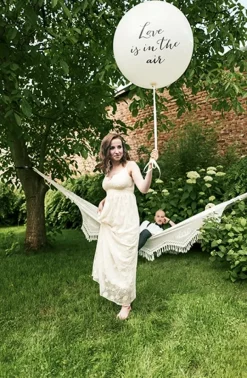 Kæmpe Ballon m/Sort Skrift - ''Love is in the Air''