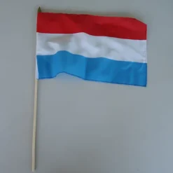 Luxembourgsk Stofflag på Træpind, 30x45 cm